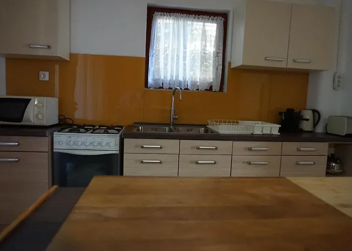 Alexandra Vendeghaz * שיופוק